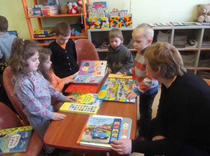Vileikiškių vaikų darželio vaikai susipažįsta su knygomis