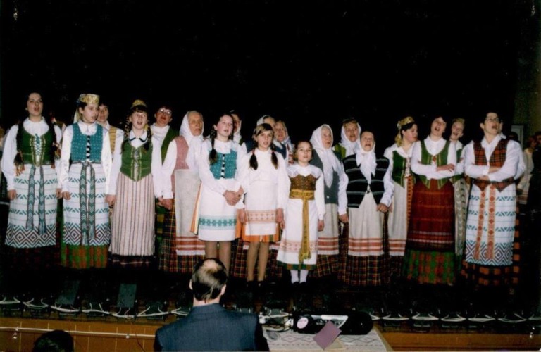 Lapelių folklorinis ansamblis 1998 m.