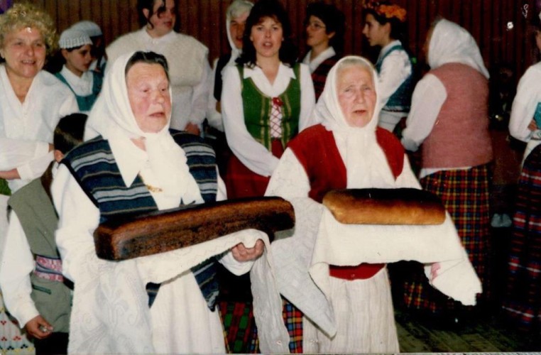 Bronislava Šimelienė ir Kazimiera Grybkauskienė vaišina savo kepta duona