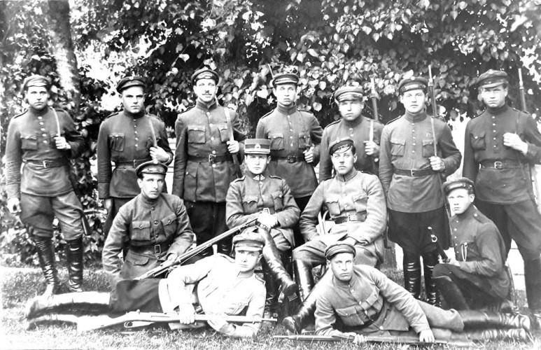 K. Veikša su draugais savanoriais (K. Veikša stovi septintas iš kairės)