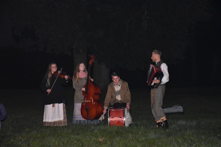 Baltų vienybės dieną praturtino jaunieji Kernavės muzikantai