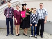 Ingridos diplomo įteikimo šventėje visa Paciūnų šeima