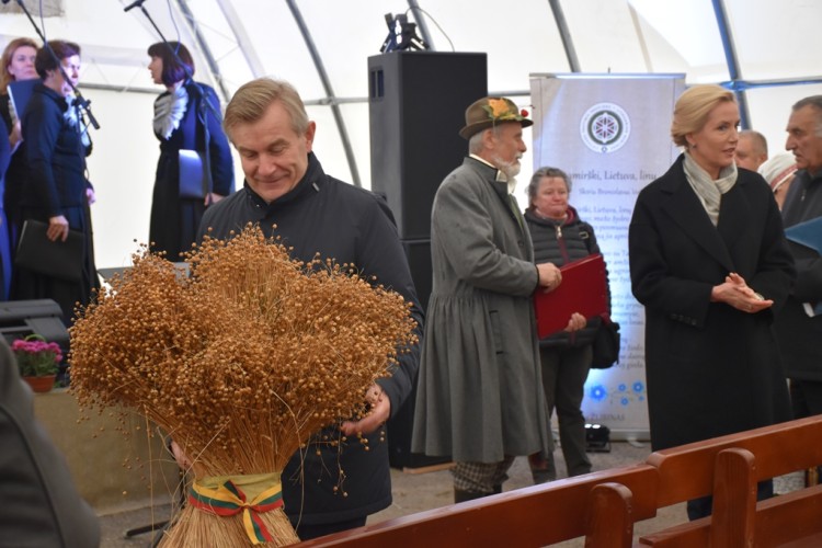 Seimo Pirmininkas Viktoras PRANCKIETIS grožisi linų pėda