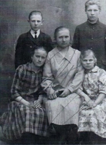 Kriaunų pradžios moyklos mokiniai su mokytoja K. Dubindryte po egzaminų 1928-05-17. Leonas pirmas iš kairės