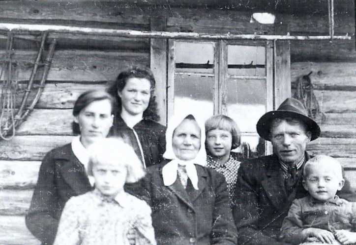 Ona Šimonienė su sūnaus Jono šeima