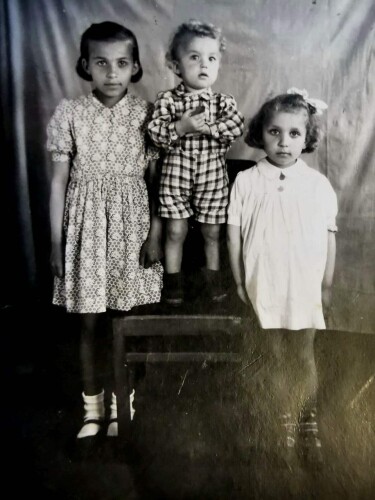 Ponia Apolonija vaikystėje su broliu ir seserimi