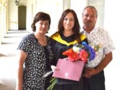 Su tėvais teikiant bakalauro diplomą (2012 m.)